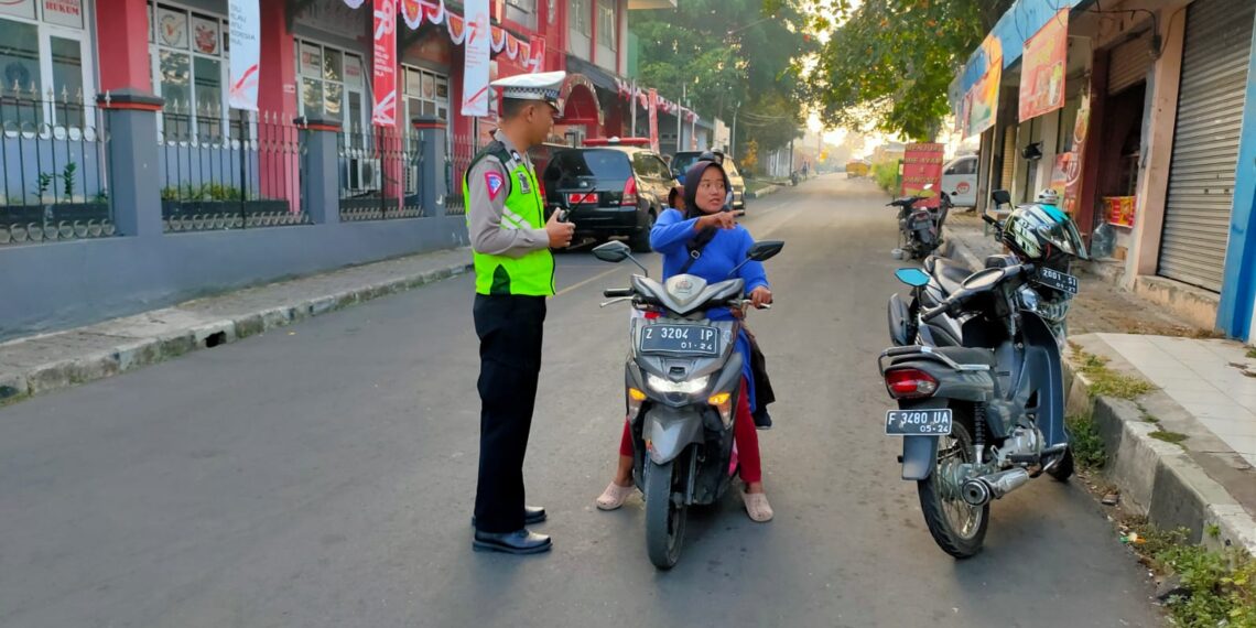 Peduli Keselamatan, Polisi Berikan Teguran Humanis Kepada Pelanggar Lalu Lintas