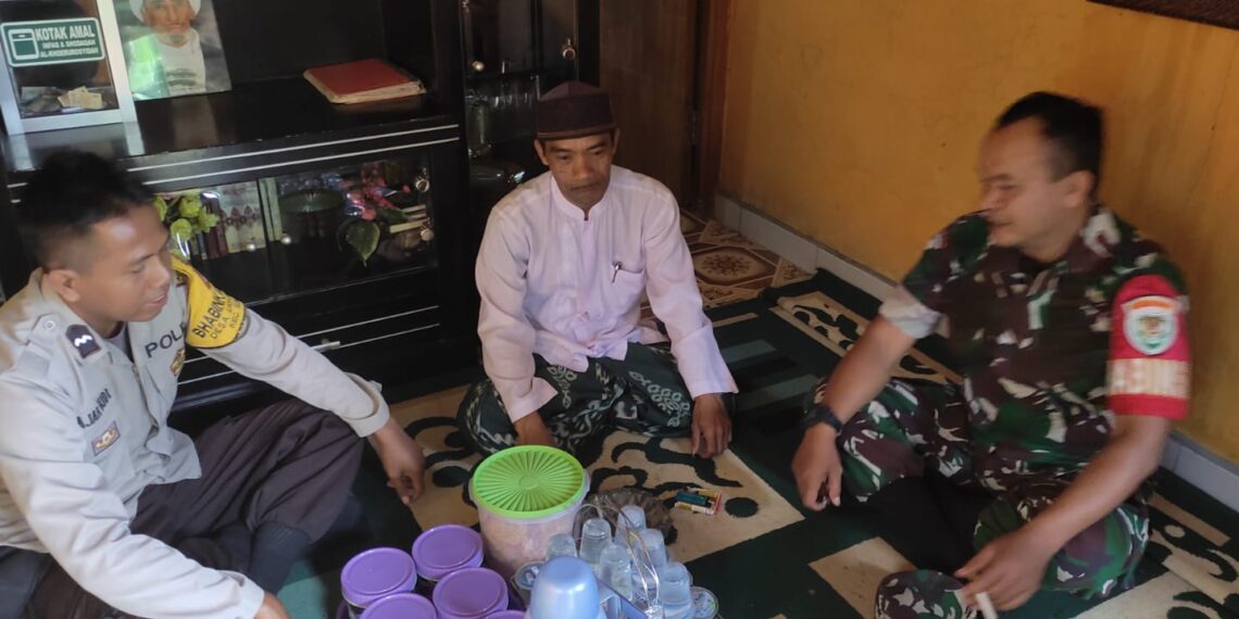 Bhabinkamtibmas  bersama Babinsa  melaksanakan silaturahmi ke Tokoh Agama