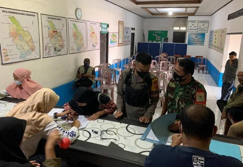 Pererat Silaturahmi, Senergitas TNI – Polri Bhabinkamtibmas Polsek Sukalarang Sambang Ke Kantor Desa Binaan