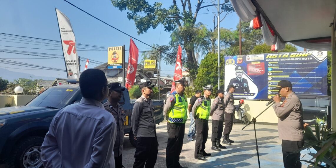 Kapolsek Sukalarang Sampaikan Arahan Kepada Anggota Saat Apel Pagi