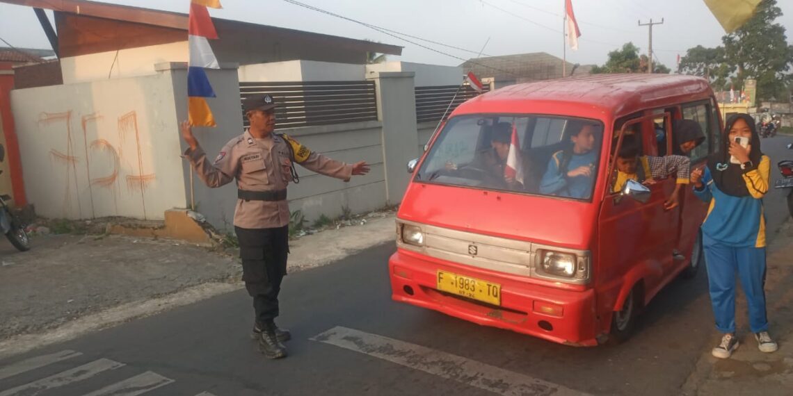 Polsek Kadudampit laksanakan gatur lalin pagi hari berikan Pelayanan Kepada Masyarakat