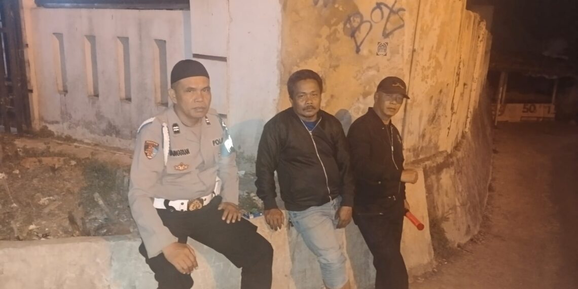 Patroli Malam Hari Kanit Propam Polsek Kebon Pedes Lakukan Antisipasi Gukamtibmas Di Pemukiman Warga