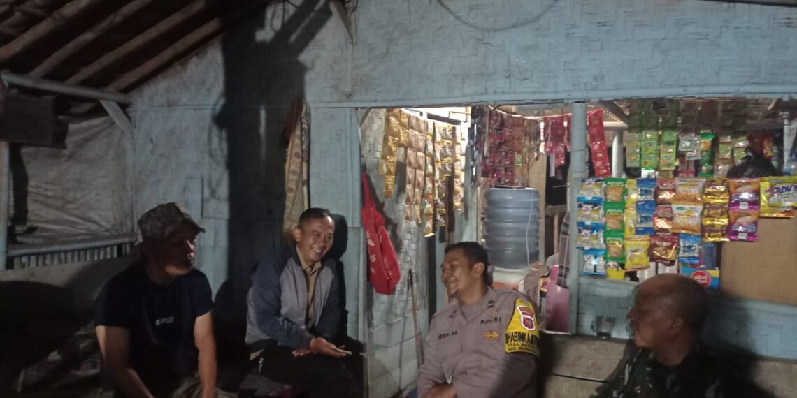 Patroli Sinergitas TNI / Polri di Wilayah Hukum Polsek Gunungguruh Sambangi Pos Kamling