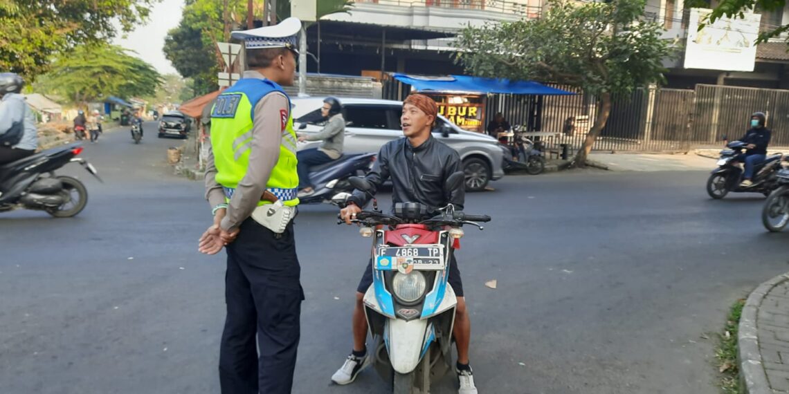 Peduli Keselamatan, Polisi Berikan Teguran Humanis Kepada Pelanggar Lalu Lintas