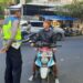 Peduli Keselamatan, Polisi Berikan Teguran Humanis Kepada Pelanggar Lalu Lintas