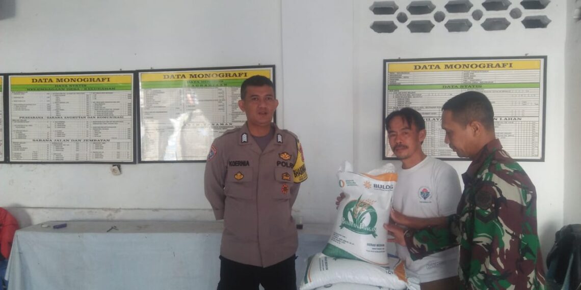 Sinergitas TNI – Polri, Polsek Kadudampit Monitoring Pembagian Bansos Beras