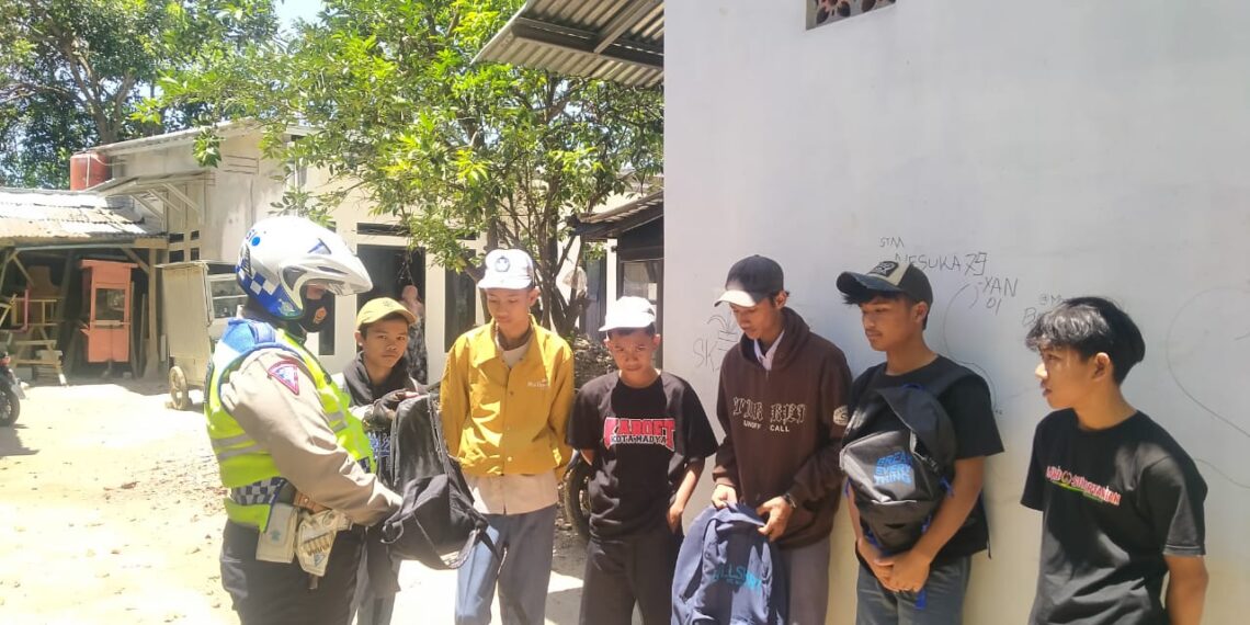 Unit Lantas Polsek Sukaraja melaksanakan patroli untuk mengantisipasi tawuran antar pelajar