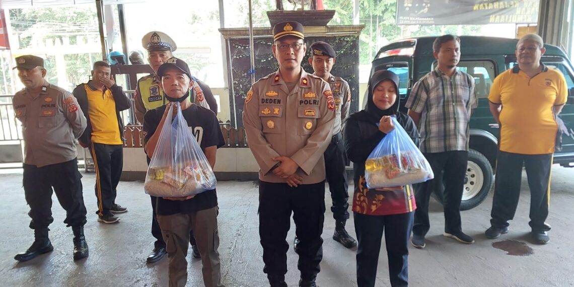Jumat Berkah, Polsek Cisaat Berikan Paket Sembako Untuk PHL