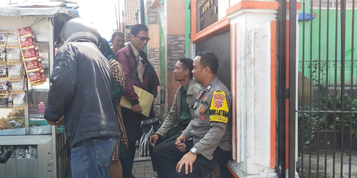 Sinergitas TNI-POLRI Bhabinkamtibmas bersama Babinsa sambang dan Dialogis Tokoh Masyarakat.