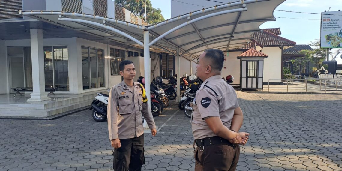 Guna menciptakan keamanan dan kondusif, Polsek Citamiang Patroli Dialogis dan Sambangi Warga.