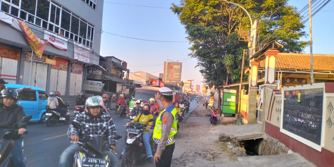Polsek Sukalarang Gatur Lalin Pagi Bentuk Pelayanan Kepada Masyarakat