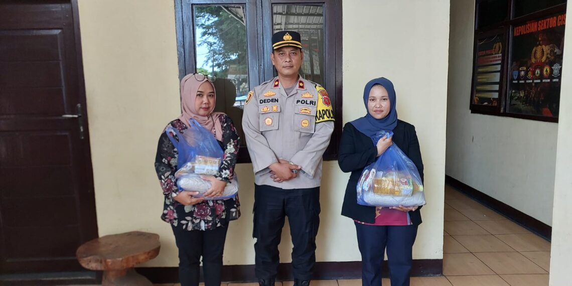 Gelar Jumat Berkah, Polsek Cisaat Berikan Bantuan Sembako Kepada PHL polsek