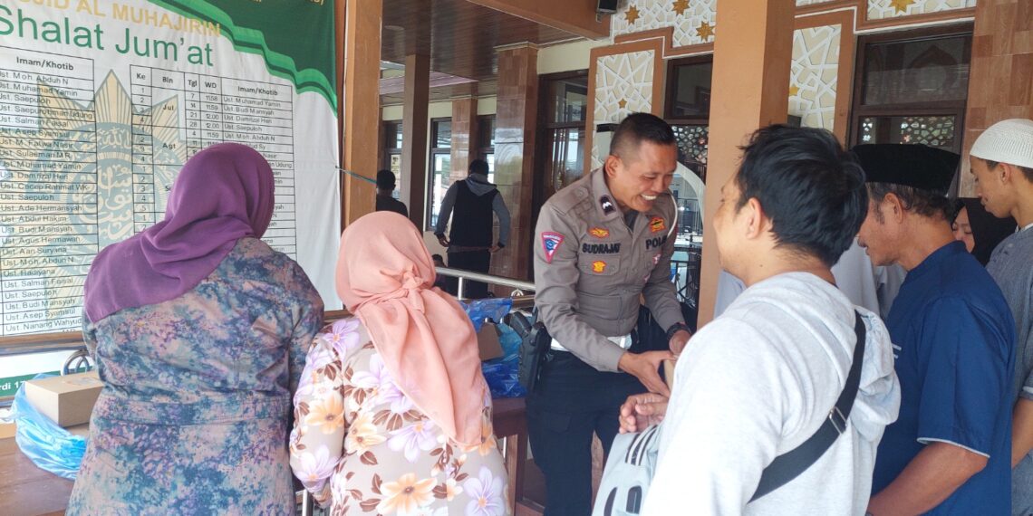 Gelar Jum’at Berbagi, Polres Sukabumi Kota Bagikan Ratusan Nasi Box