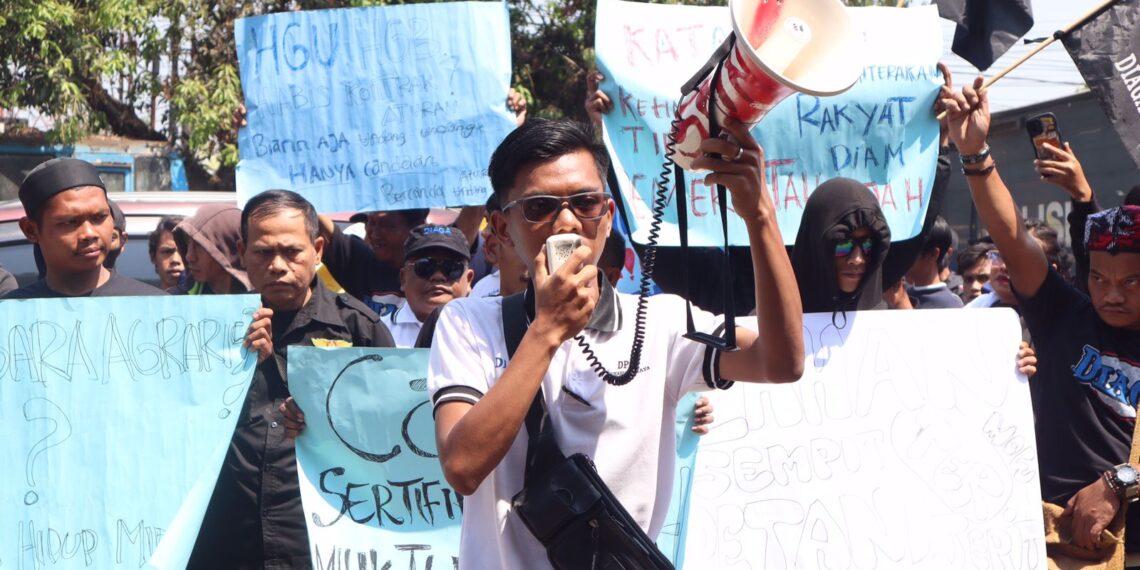 Kawal Aksi Unras di Kantor BPN, Polwan di Sukabumi Bagikan Air Mineral ke Peserta Aksi