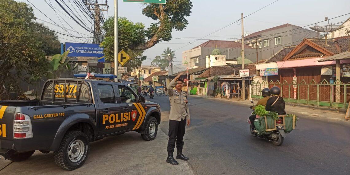 Anggota Polsek Lembursitu Laksanakan Pengaturan Lalu Lintas di Pagi Hari