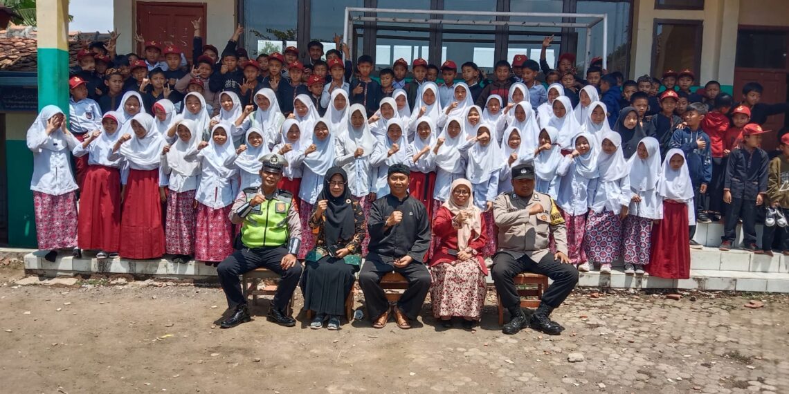 Dekatkan Dengan Siswa Sekolah Polisi Polsek Sukalarang Adakan Kegiatan Police Goes To School