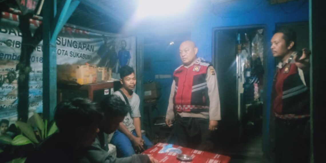 Patroli Samapta Berikan Himbauan kepada Masyarakat untuk Mencegah Curanmor di Pemukiman