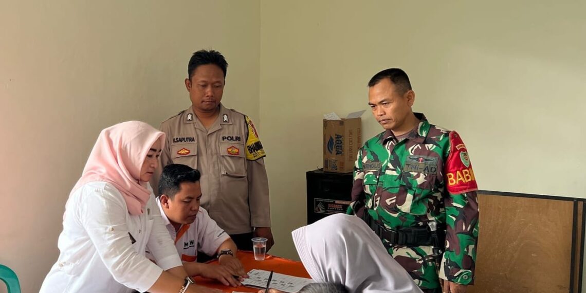 Bhabinkamtibmas Bersinergi dengan Babinsa Sambangi Warga Untuk Tingkatkan Harkamtibmas