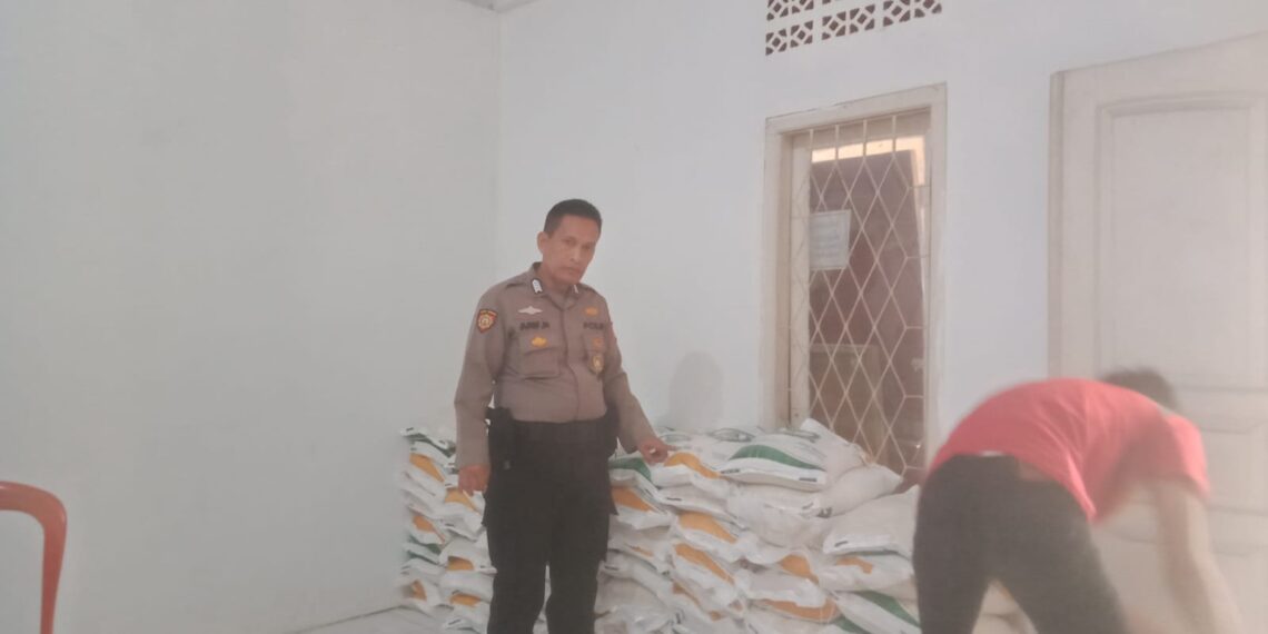 Personel Polsek Cisaat memantau langsung kegiatan pembagian Beras Bulog