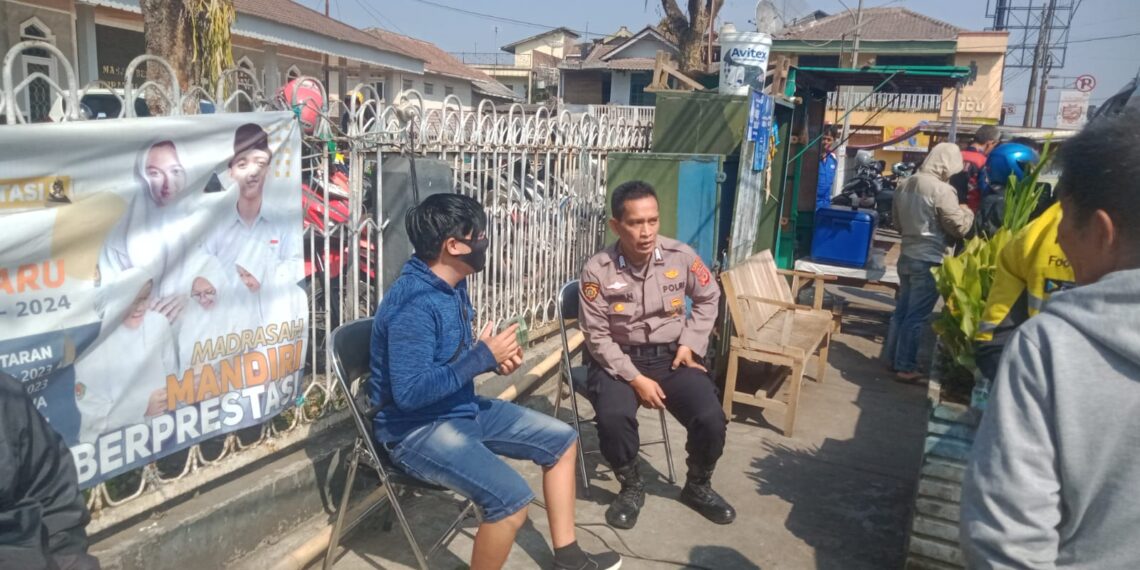 Unit Samapta Polsek Cisaat sambang kepada warga sampaikan pesan kamtibmas