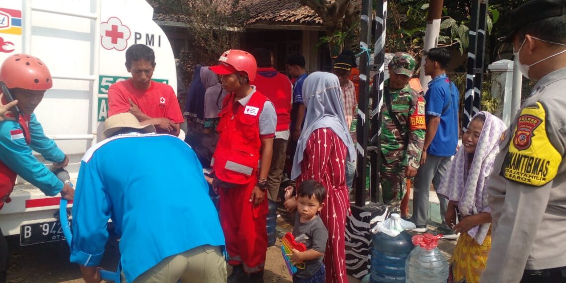Sinergitas TNI-Polri  Melaksanakan Giat Monitoring Pembagian Air bersih