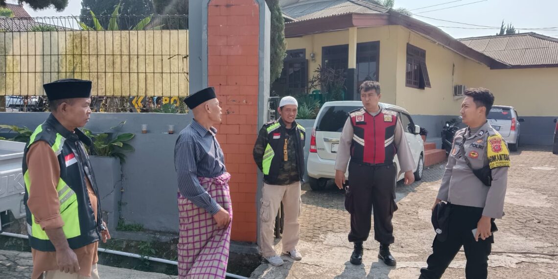 Anggota Samapta dan Bhabinkamtibmas Desa Perbawati Polsek Sukabumi Melaksanakan kegiatan dialogis dengan Masyarakat