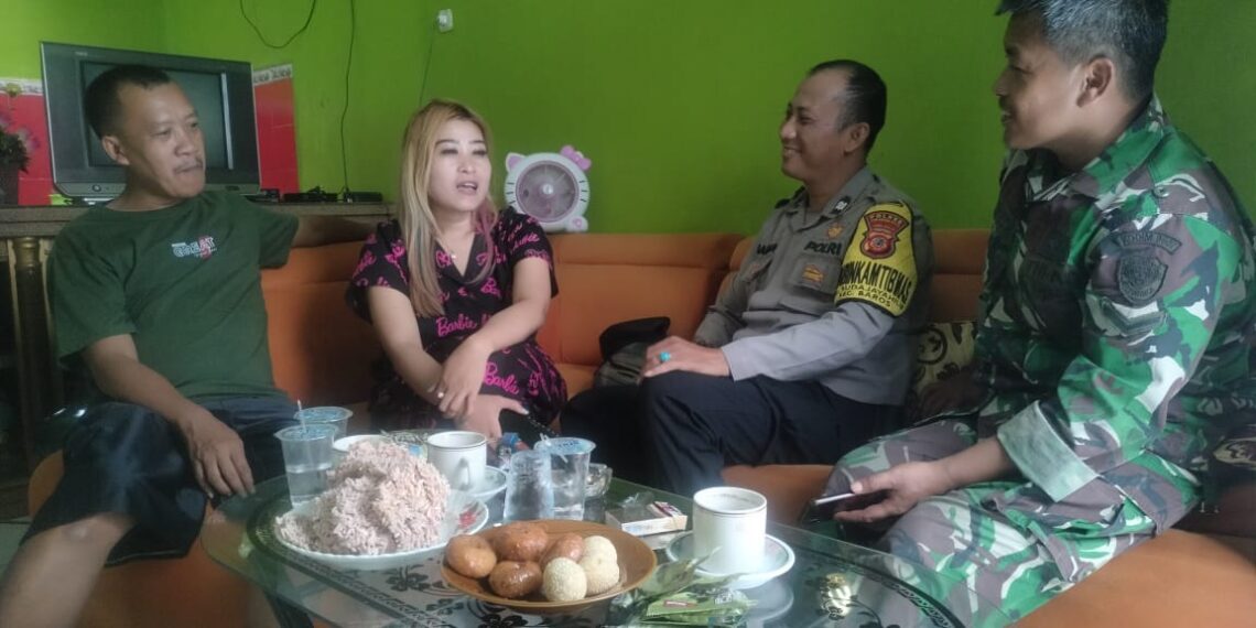 Sinergitas TNI-Polri  Melaksanakan Sambang / Silaturahmi Kamtibmas Kepada warga