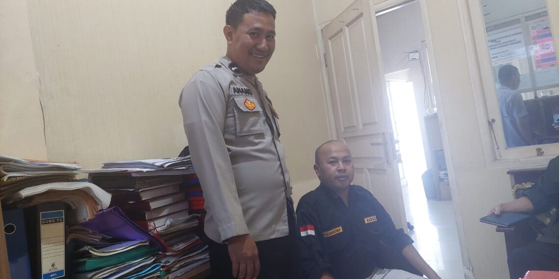 Bhabinkamtibmas Polsek Cisaat  Sambangi Kantor Desa jalin silaturahmi