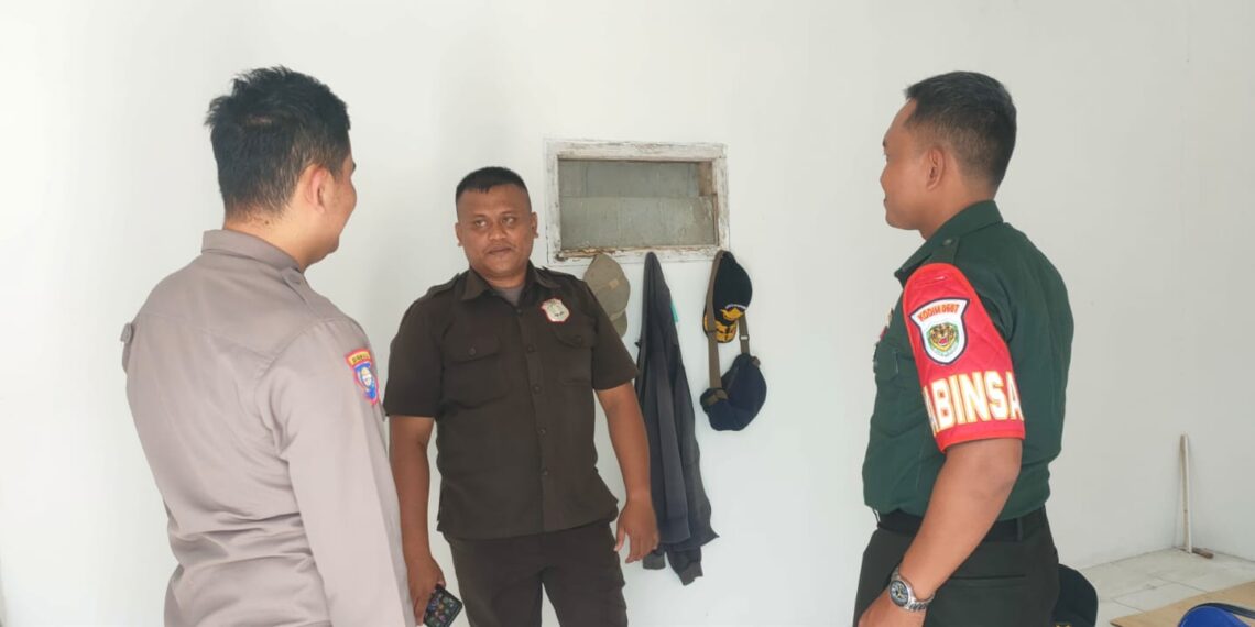 Babinkamtibmas bersinergi dengan Babinsa Sambangi Warga dan Berikan Imbauan Kamtibmas