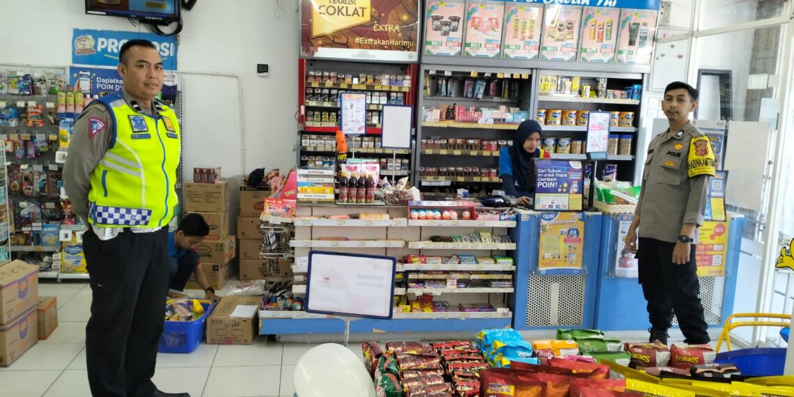 Polisi Sampaikan Himbauan Kamtibmas Kepada Karyawan Minimarket saat Patroli Siang