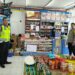 Polisi Sampaikan Himbauan Kamtibmas Kepada Karyawan Minimarket saat Patroli Siang