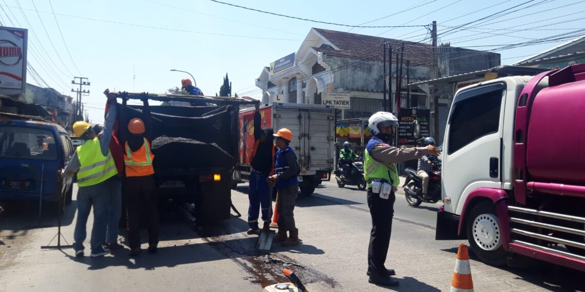 Gatur Lalin Di Sepanjang Jalan Panit Lantas Polsek Sukaraja