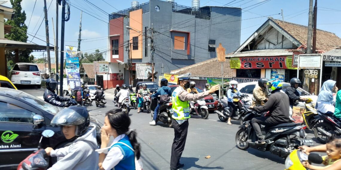 Gatur Lalu Lintas Polsek Warudoyong Paska melintas Kereta Api Pangrango