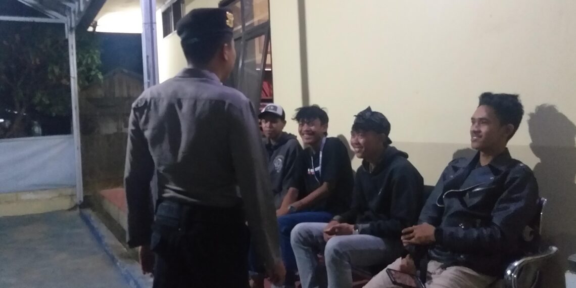 Personel Polsek Gunungpuyuh Patroli Dialogis Malam Hari Cegah Gangguan Kamtibmas