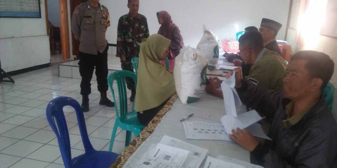 Polsek Kadudampit Monitoring Pembagian Bansos Beras