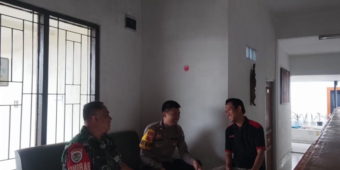 Sinergitas TNI – POLRI, Bhabinsa Bersama Bhabinkamtibmas Polsek Sukalarang Laksanakan Giat Sambang