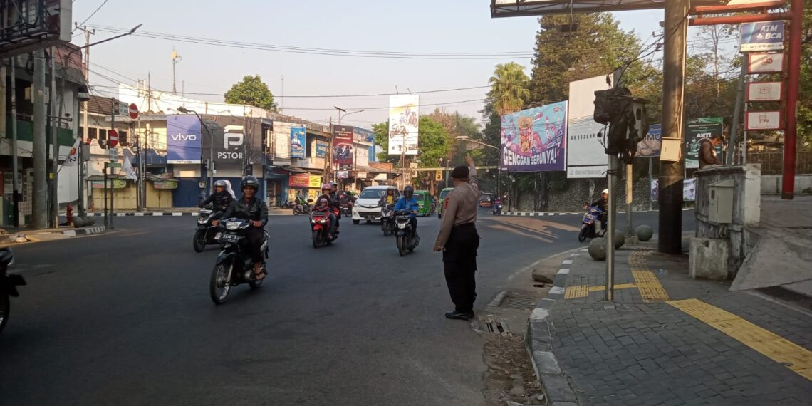 Polsek Gunungpuyuh rutin laksanakan Gatur Siang, Agar Terciptanya Kamseltibcar Lantas disiang hari diwilayah hukum Polsek Gunungpuyuh