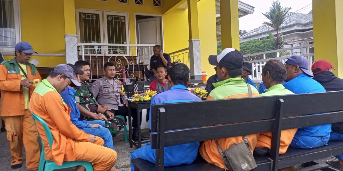 Bhabinkamtibmas Desa Parungseh Polsek Sukabumi bersama Babinsa mendengarkan aspirasi masyarakat melalui program ‘Ngariung Sareng’