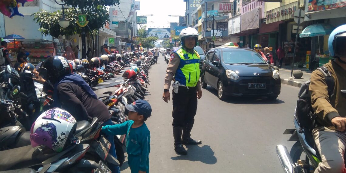 Lantas Polsek Cikole Laksanakan Giat Pengaturan Di Hari Libur