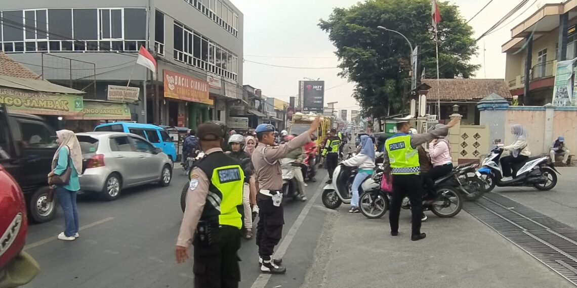 Antisipasi Kemacetan, polsek sukalarang Gelar Gatur Pagi Masuk Karyawan Pabrik