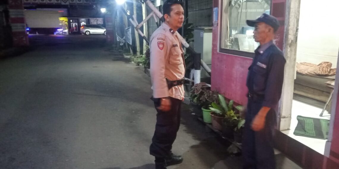 Kontrol Perumahan dan OBVIT Menjadi Rutinitas Patroli QR 06 B Saat Melaksanakan Patroli Siang dan malam