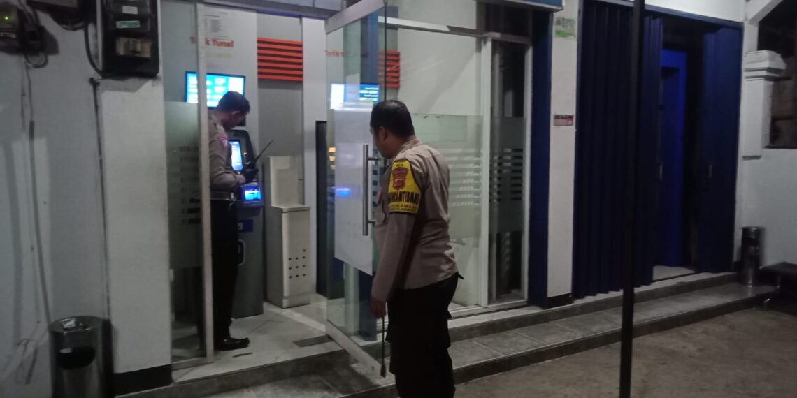 Polisi Polsek Sukalarang Patroli Malam Hari Kontrol ATM BRI Cegah Kejahatan Perbankan