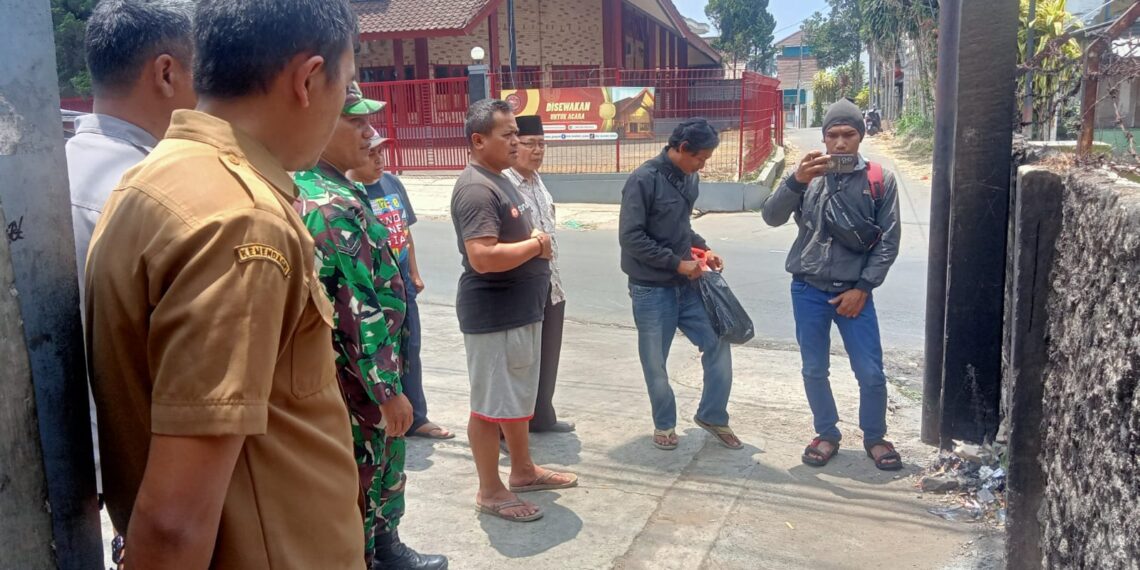 Bhabinkamtibmas Desa Warnasari Polsek Sukabumi sinergitas dengan TNI Bhabinsa Desa Warnasari Melaksanakan Kegiatan Dialogis dan Sambang