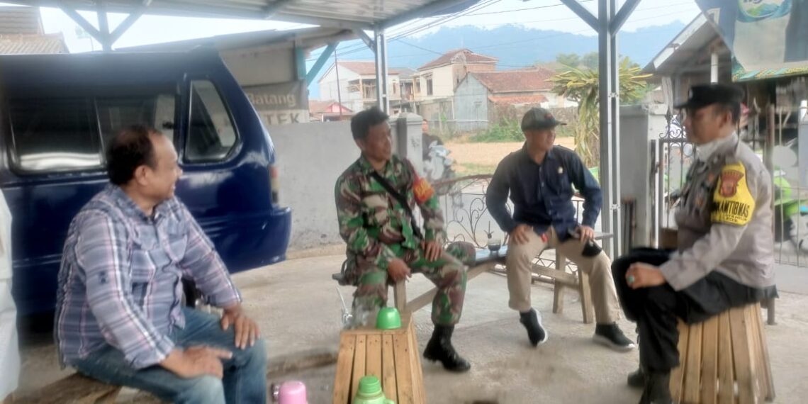 Sinergitas TNI-Polri Melaksanakan Sambang / Silaturahmi Kamtibmas Kepada warga