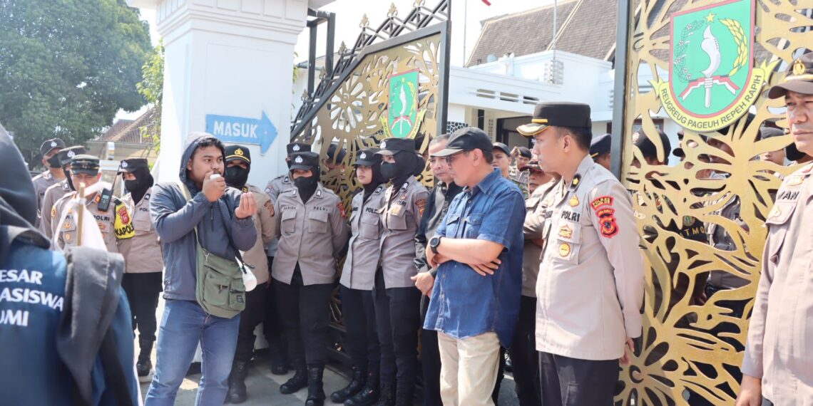 Terjunkan Ratusan Personel, Polres Sukabumi Kota Kawal Aksi Unras di Pemkot