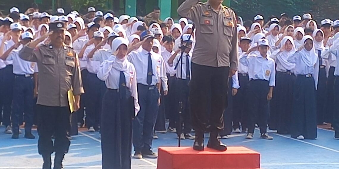 Kanit Reskrim dan Binmas Polsek Cibeureum Jadi Pembina Upacara Bendera di SMP N 12 Kota Sukabumi dan berikan himbauan Kenakalan remaja