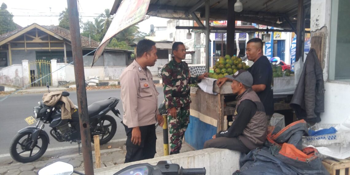 Bhabinkamtibmas Bersinergi dengan Babinsa Sambangi Warga Untuk Tingkatkan Harkamtibmas