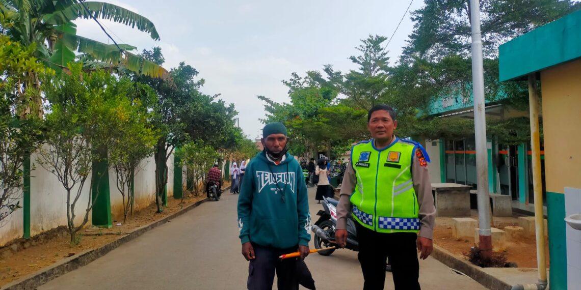 Anggota Unit Lantas Polsek Sukaraja Polres Sukabumi Kota bersama Satpam Sekolah melaksanakan pengamanan