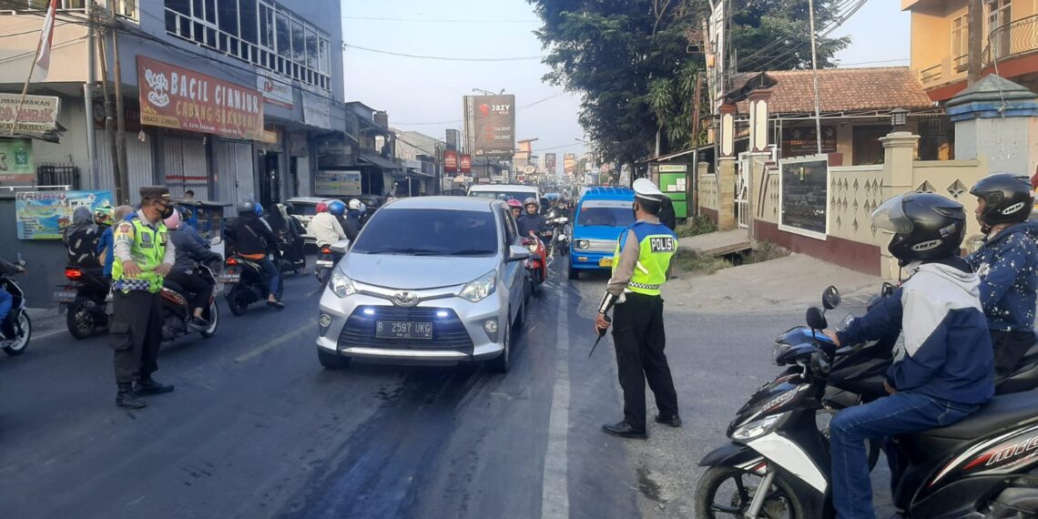 GATUR LALIN PADA JAM MASUK PABRIK BENTUK PELAYANAN POLANTAS POLSEK SUKALARANG KEPADA MASYARAKAT