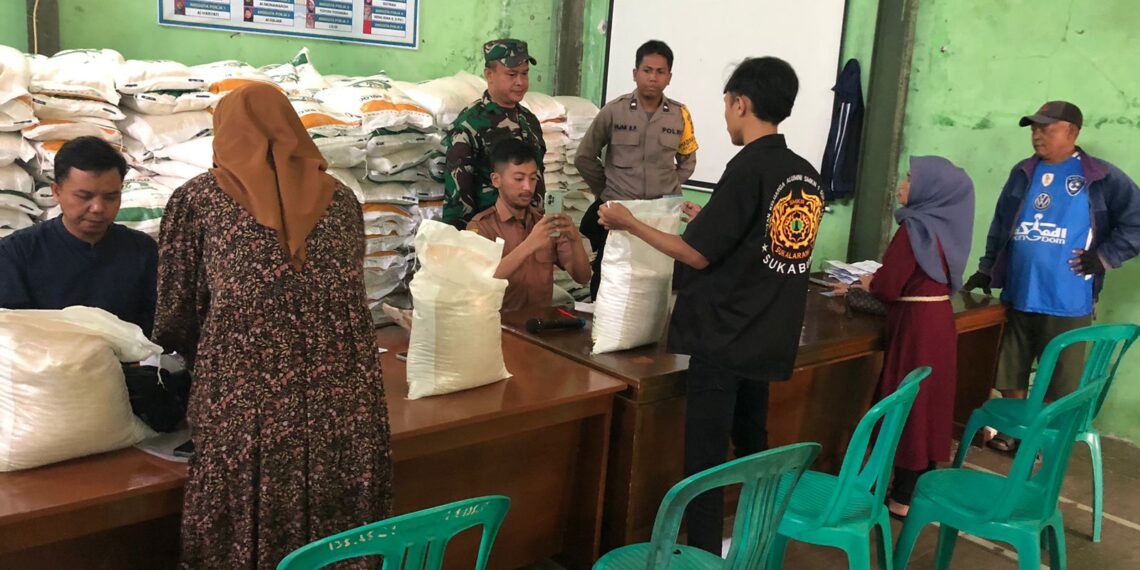 monitoring Pelaksanaan Pembagian Bansos Beras Kepada Warganya, Bhabinkamtibmas Desa Langensari Polsek Sukaraja